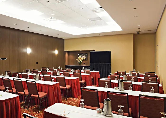 Отель Courtyard Downtown/magnificent Mile 4*